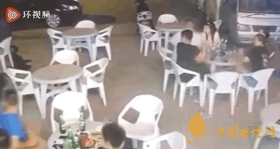 警方通報小車沖過夜市撞飛數(shù)人 這一幕太驚險了！