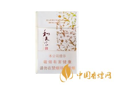 2020白沙和天下價格表和圖片 2020和天下香煙是白沙牌香煙中的一種，說起和天下香煙，相信大家都認(rèn)識，和天下是高端香煙品牌,隸屬于湖南中煙工業(yè)有限責(zé)任公司，那么，2020年白沙和天下多少錢一包呢?趕緊來看看吧!  和天下香煙  和天下香煙時尚大氣的包裝　簡潔流暢的線條　以紫色為主色調(diào)的搭配　無一不顯示出和天下的不凡紫色在中國傳統(tǒng)里是尊貴的顏色，如北京故宮又稱為“紫禁城”亦有所謂“紫氣東來” 口感上此款雅香綿滑，香氣醇和，余味純凈，實屬難得一見的神品啊!  系列產(chǎn)品  和天下(尊尚中支)  類型： 烤煙型  煙氣煙堿量： 0.0 mg  煙長： 84 mm  過濾嘴長： 25 mm  包裝形式： 條盒硬盒  單盒支數(shù)： 20  銷售形式： 國產(chǎn)內(nèi)銷  生產(chǎn)狀態(tài)： 待上市  備注： 白沙和天下尊尚中支  和天下(尊尚5000)  類型： 烤煙型  煙氣煙堿量： 0.0 mg  煙長： 88 mm  過濾嘴長： 25 mm  包裝形式： 條盒硬盒  單盒支數(shù)： 20  銷售形式： 國產(chǎn)內(nèi)銷  生產(chǎn)狀態(tài)： 已上市  備注： 白沙和天下尊尚5000  白沙(硬和天下雙中支)  單盒參考價： 90 元  條盒參考價： 900 元  條盒批發(fā)價： 763.2 元  小盒條形碼： 6901028204798  條包條形碼： 6901028204804  白沙(和天下天下韶山)  單盒參考價： 100 元  條盒參考價： 1000 元  小盒條形碼： 6901028196925  條包條形碼： 6901028196932  白沙(軟和天下檀香)  單盒參考價： 100 元  條盒參考價： 1000 元  條盒批發(fā)價： 763.2 元  白沙(和天下細(xì)支)  單盒參考價： 100 元  條盒參考價： 1000 元  條盒批發(fā)價： 720.8 元  小盒條形碼： 6901028196048  條包條形碼： 6901028196055  白沙(軟和天下)  單盒參考價： 100 元  條盒參考價： 1000 元  條盒批發(fā)價： 720.8 元  小盒條形碼： 6901028196017  條包條形碼： 6901028196024  白沙(和天下)  單盒參考價： 100 元  條盒參考價： 1000 元  條盒批發(fā)價： 848 元  小盒條形碼： 6901028196925  條包條形碼： 6901028196932  通過以上的信息可以了解到2020年白沙和天下的價格，以上就是香煙網(wǎng)為您提供的關(guān)于2020白沙和天下價格表和圖片，白沙和天下多少錢一包?的信息，想要了解更多的信息請來關(guān)注香煙網(wǎng)吧!白沙和天下多少錢一包？