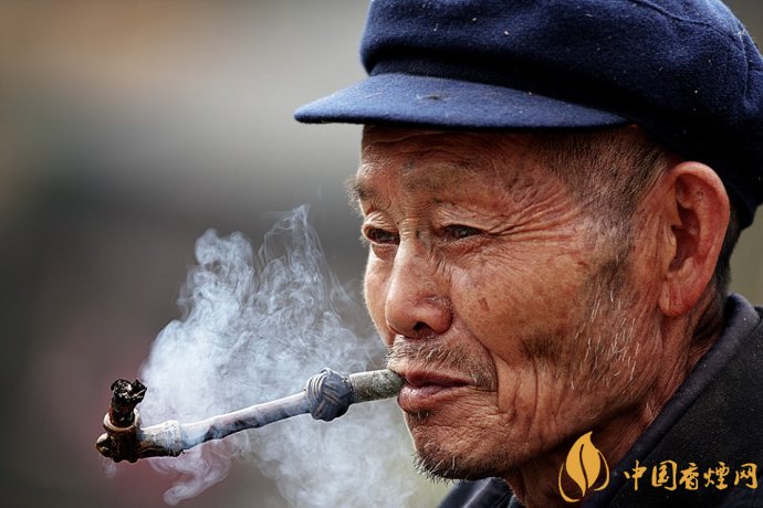 旱煙和煙卷哪個(gè)危害大，旱煙袋很有講究