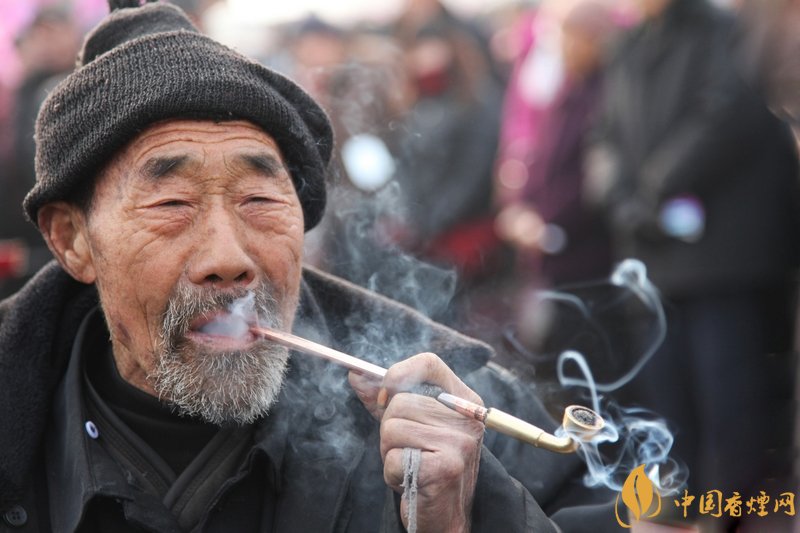 旱煙和煙卷哪個(gè)危害大，旱煙袋很有講究