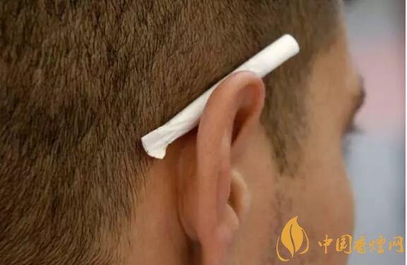 香煙夾耳朵上是怎么來的，耳夾煙是男人的專利